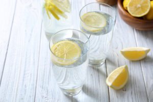 Lee más sobre el artículo Beneficios del agua con limón. ¿Mito o realidad?