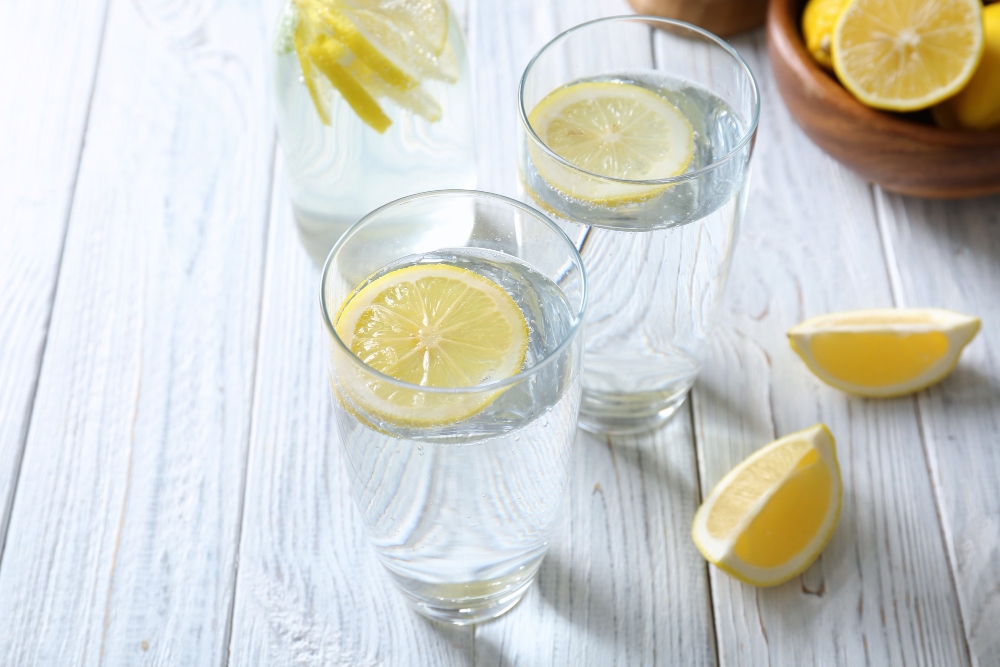 Lee más sobre el artículo Beneficios del agua con limón. ¿Mito o realidad?